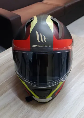 Capacete MT em ótimo estado de conservação