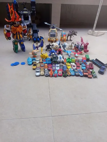 Lote de brinquedos Hot Wheels, Pokémon, Dinossauros e Robôs