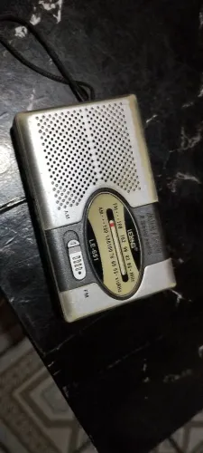 Vendo esse rádio por 20 reais , mais a antena foi quebrada , mais funciona perfeitamente 