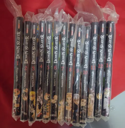 Mangá Demon Slayer 1 ao 12 e volume 14. Em excelente estado