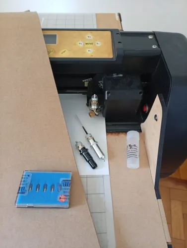 Plotter de Recorte Refine 72cm + Base de Corte + Acessórios