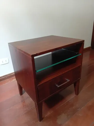 Mesa de cabeceira em madeira