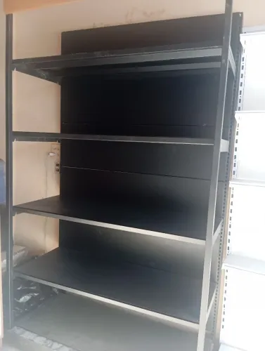 Vendo gôndolas de parede/forte com prateleira de 50 volumes