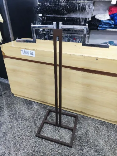 Arara com 2 braços 