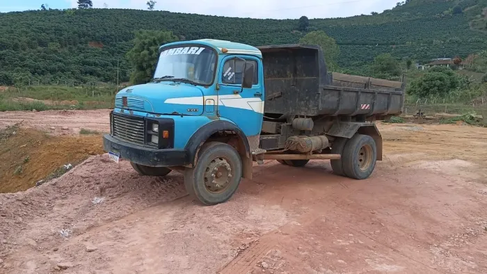 Caminhao caçamba 1313
