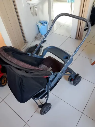Carrinho de bebê reversível
