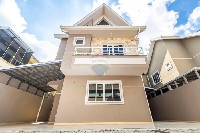 Sobrado triplex em condomínio. bairro Uberaba Curitiba PR