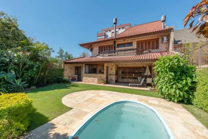 Casa com 5 dormitórios, 2 suítes, 2 vagas e 360m² à venda no Jardim Itu Sabará.