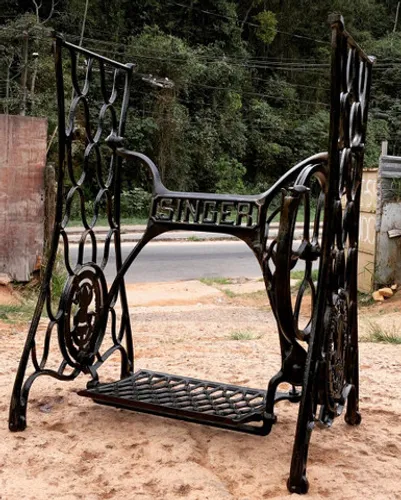 Antiguidades e decorações Gabinete antigo de ferro fundido com detalhes belíssimos !