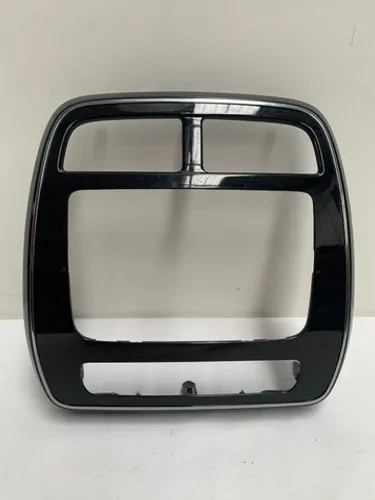 Moldura Radio Renault Kwid - (Preto Brilhante/ Friso Cromado) - Original/Usada