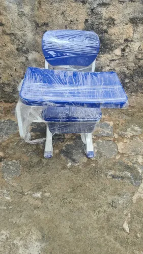 Cadeira escolar com prancheta frontal peça única 