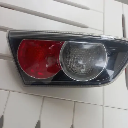 Lanterna traseira da tampa Mitsubishi Lancer esquerda 