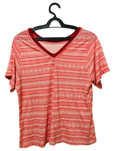 Blusa fem. Malha manga curta e gola V crochê-Marca Viva
