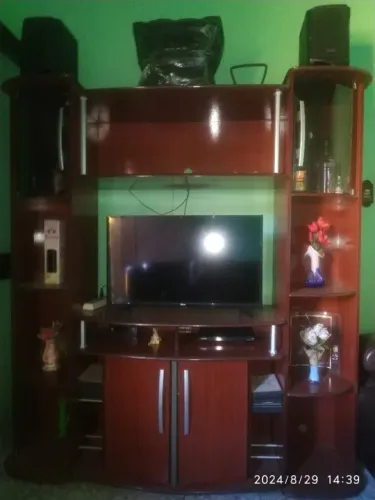 Estante Rack acabamento em Mogno Excelente