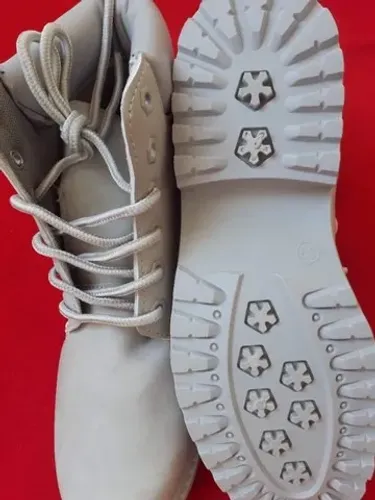 bota cinza