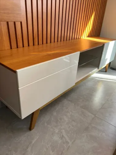 Rack Moderno Nature Off White com Pés de Madeira, 2 Gavetas e 1 Prateleira de Vidro