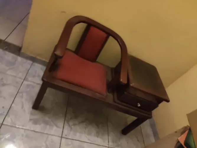 Cadeira fofoqueira antiga