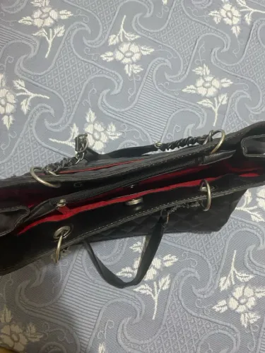 Bolsa preta com detalhes em corino