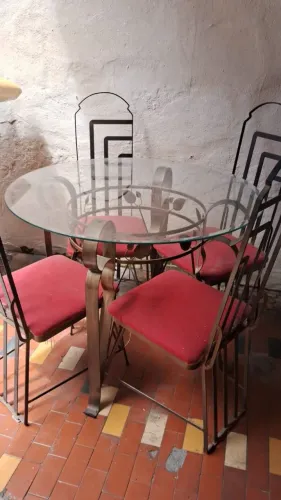 Mesa redonda de jantar com base ferro e tampão de vidro