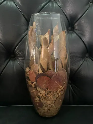 Vaso decorativo de vidro com elementos naturais