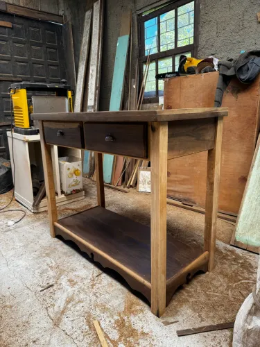 Aparador de madeira de demolição