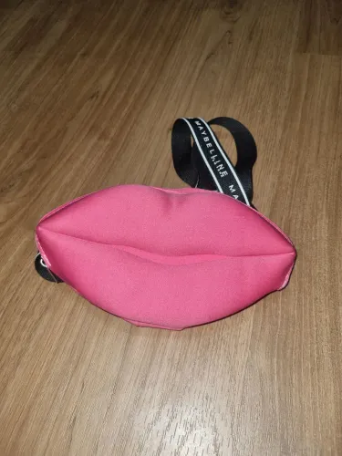Pochete em formato de boca, maybelline, ajustavel