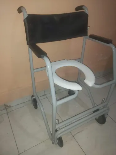 Cadeira de Rodas com Assento Sanitário