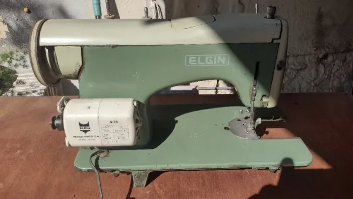 Máquina de costura é o eLgin No estado