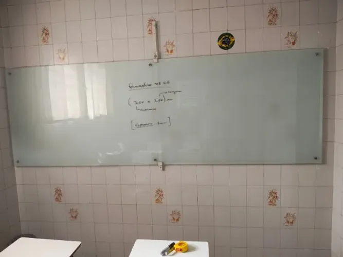 Quadro escolar de vidro com fundo branco (grande)