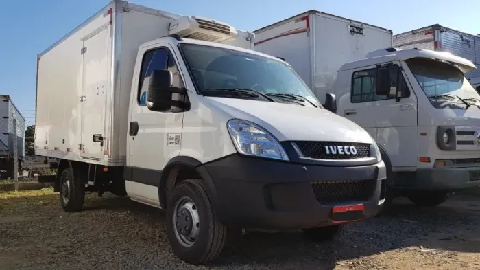 Iveco Daily 35S14 - Ano 2018 - Único dono - Baú refrigerado com TermoKing