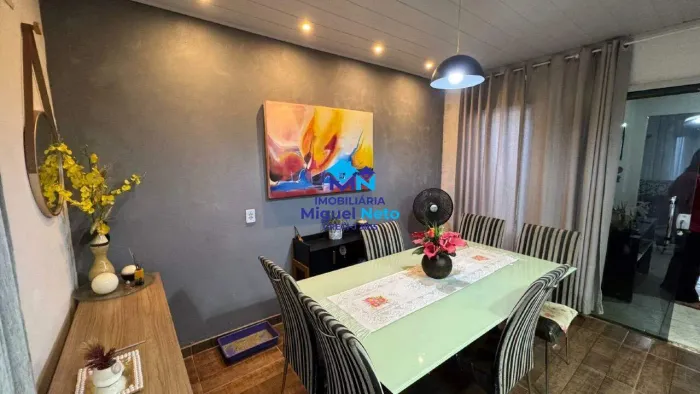 Casa com 4 quartos e energia solar na zona sul