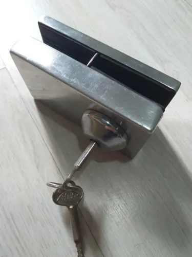 Fechadura para porta de vidro com chave tetra
