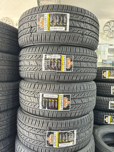 04 Pneus Crystone 225/45R17 Remold