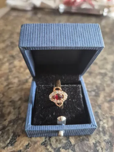 Anel em ouro 18k com pedras preciosas.