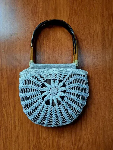 Bolsa de mão de crochê artesanal