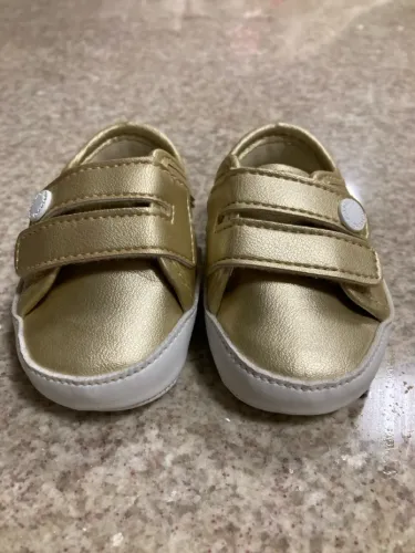 Sapatinhos dourados para bebê