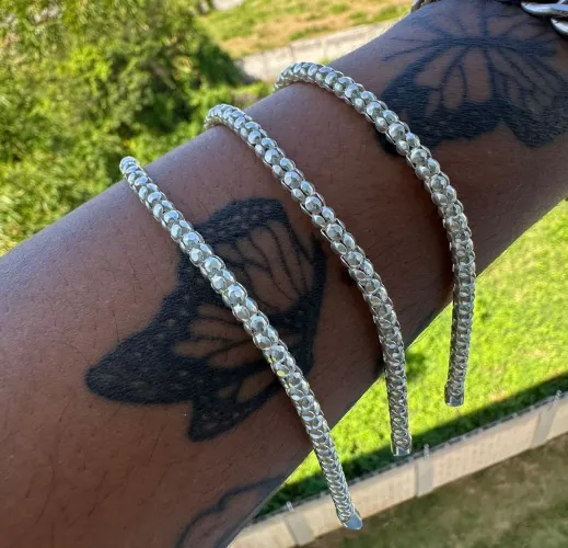 Pulseiras de prata com design moderno