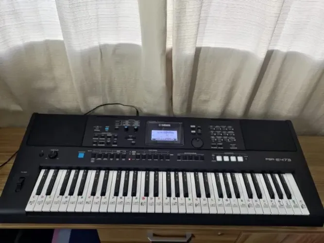 Teclado Yamaha PSR-E473 - Semi Novo / Zerado / Impecável