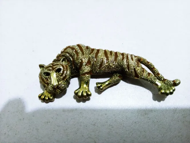 Broche de Tigre em Metal Dourado