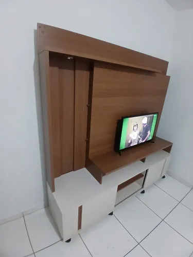 Painel para TV com Rack em Madeira e Branco