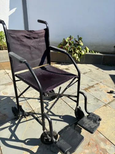  Cadeira de Rodas Dobrável - Resistente e Confortável | Ótimo Estado