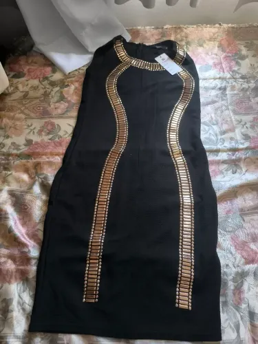 Vestido preto com detalhes dourados
