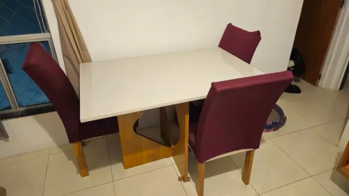 Mesa de Jantar com Tampo de Vidro (Só duas cadeiras)