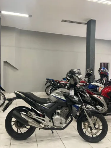 IMPERDIVEL!!! Honda CB TWISTER 250cc CINZA, baixo km, ótimo estado de conservação!