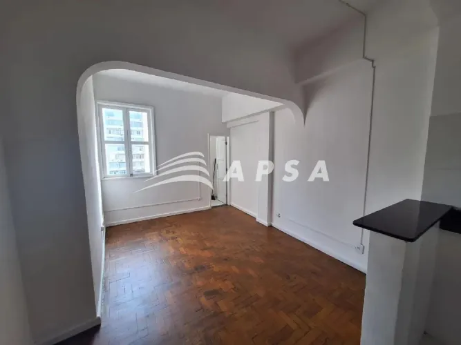 LINDO CONJUGADO REFORMADO, LOCALIZADO NA GLÓRIA, OFERECENDO CONFORTO E PRATICIDADE. O IMÓV