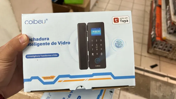 Fechadura digital para porta de vidro com biometria e aplicativo