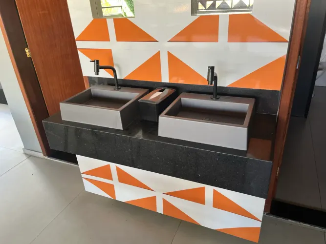 Pia esculpida com duas cubas + torneiras 