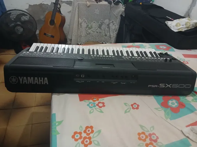 Comprei só que estou vendendo por motivos pessoas , foi usado 2 vezes teclado novinho. 