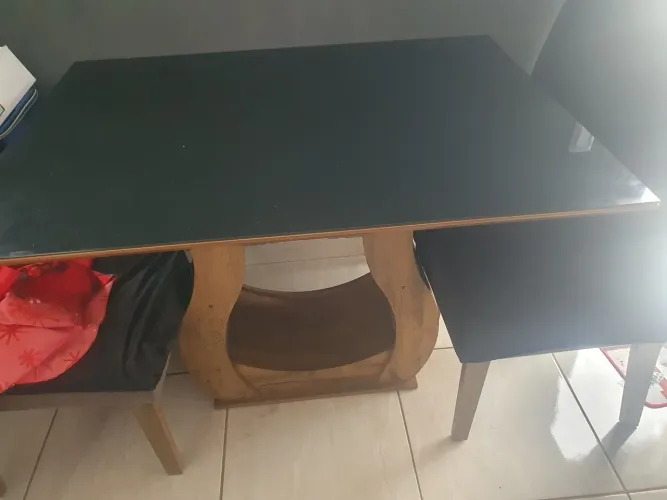 Mesa com tampo de vidro 4 cadeiras