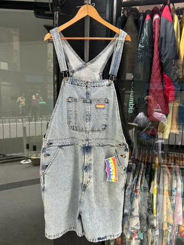 Macacão Levis curto 